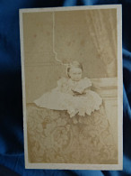 Photo CDV Maler Buchner à Stuggart  Bébé Assis  Belle Robe En Broderie Anglaise Ou Dentelle  CA 1865 - L679B - Alte (vor 1900)