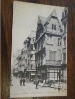 CPA - Nantes (44) - Vieilles Maisons - Place Du Change - Magasin Girault - Animation - 1920 - SUP (HW 7) - Nantes