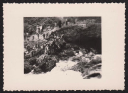 Jolie Photographie Gite Groupe Colonie Gai Soleil Longemaison Flangebouche Doubs Franche Compté 1956 8,5 X6,1cm - Lugares