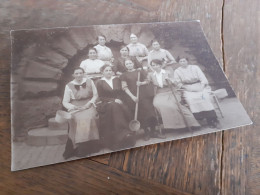 FRANKFURT - 1926 - FRAUEN - JUENGERE Und AELTERE DAMEN Vor BRUNNEN - GROSSE SCHOEPFLOEFFEL - KUR ? - Lugares