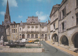 FONTENAY LE COMTE --Place Et Monument A.D Belliard, église  ( Voitures Dont Renault 5 ) - Fontenay Le Comte