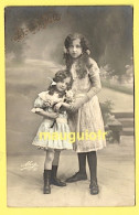 ENFANTS / DEUX FILLETTES EN ROBE POSANT CHEZ LE PHOTOGRAPHE - Other & Unclassified