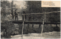 CPA En AUVERGNE - 91. Sur La Passerelle (animée) - Auvergne