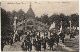 CPA 56 - SAINTE ANNE D'AURAY (Morbihan) 2133. Défilé Des Pèlerinages Avec Leurs Drapeaux Et Bannières à La Scala Sancta - Sainte Anne D'Auray
