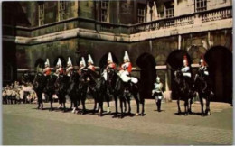 LONDRES. - Changing The Guards Horse Parage.  -  Non Circulée - Other & Unclassified