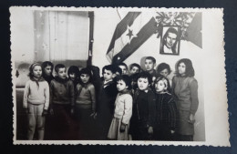 #15 Yugoslavia Flag   Photo Noir Et Blanc Garçon Fille Photo D’école Photo De Groupe / Boy Girl School Photo Group Photo - Anonyme Personen