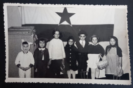 #15 Yugoslavia Flag   Photo Noir Et Blanc Garçon Fille Photo D’école Photo De Groupe / Boy Girl School Photo Group Photo - Anonyme Personen