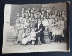 #15  Photo Noir Et Blanc Garçon Fille Photo D’école Photo De Groupe / Boy Girl School Photo Group Photo - Anonyme Personen