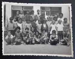 #15  Photo Noir Et Blanc Garçon Fille Photo D’école Photo De Groupe / Boy Girl School Photo Group Photo - Anonyme Personen