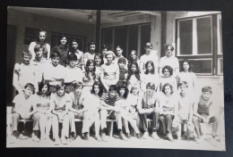 #15  Photo Noir Et Blanc Garçon Fille Photo D’école Photo De Groupe / Boy Girl School Photo Group Photo - Anonyme Personen