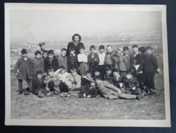 #15  Photo Noir Et Blanc Garçon Fille Photo D’école Photo De Groupe / Boy Girl School Photo Group Photo - Anonyme Personen