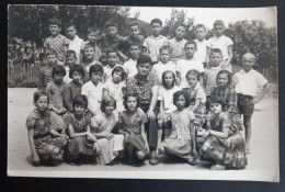 #15  Photo Noir Et Blanc Garçon Fille Photo D’école Photo De Groupe / Boy Girl School Photo Group Photo - Anonyme Personen