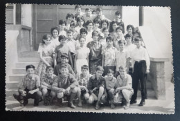 #15  Photo Noir Et Blanc Garçon Fille Photo D’école Photo De Groupe / Boy Girl School Photo Group Photo - Anonyme Personen