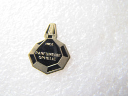 PIN'S   PARFUMS       PARFUMERIE  OPHELIE  NICE - Parfums