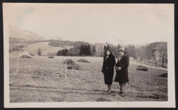 Jolie Photographie D'un Couple Posant à Villers De Lans Début 40's Environ, Vercors, Isère, 11,5 X 7 Cm - Places