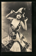Foto-AK Stebbing: Junge Hüübche Frau Im Taillierten Kleid Mit Hut  - Photographie