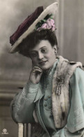 Portrait Jeune Femme Beau Chapeau RV - Mujeres