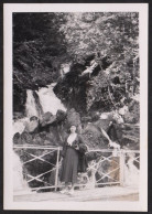 Jolie Photographie D'une Femme Devant La Cascade De Gripp, Route Du Tourmalet, Pyrénées 1934 Arizes Garet Bagnet 6x8,8cm - Places