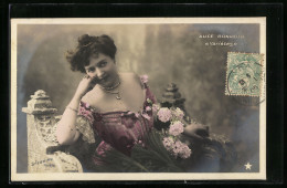 Foto-AK Stebbing: Alice Bonheur Im Rosanen Kleid Mit Halskette Auf Einer Bank  - Photographs