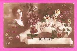 F-79-Niort-29P64 Un Bonjour De NIORT, Jeune Femme, Fleurs, Cpa Fantaisie, BE - Niort