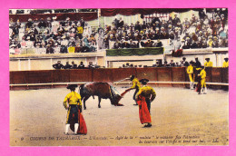 Corrida-06P64  Course De Taureaux, L'estocade, Aidé De La Muleta Le Matador Fixe L'attention Du Taureau Sur L'étoffe,  - Corrida