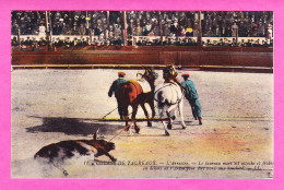 Corrida-11P64  Course De Taureaux, L'arrastre, Le Taureau Mort Est Attaché Et Trainé De Dehors De L'arène, Cpa BE - Stierkampf