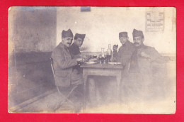 Milit-195A06  Carte Photo, Un Groupe De Militaires à Table, Cpa  - Andere & Zonder Classificatie