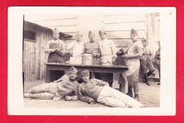 Milit-197A06  Carte Photo, Un Groupe De Militaires Dans La Cour De La Caserne, Cpa  - Sonstige & Ohne Zuordnung