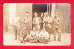 Milit-199A06  Carte Photo, Un Groupe De Militaires Dans La Cour, Cpa  - Sonstige & Ohne Zuordnung