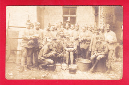 Milit-201A06  Carte Photo, Un Groupe De Militaires, Corvée De Patates, Cpa  - Andere & Zonder Classificatie