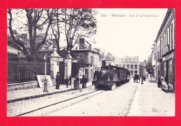 F-18-Vierzon-49Ph121  La Rue De La République, Au Premier Plan Le Train, Cpa BE - Vierzon