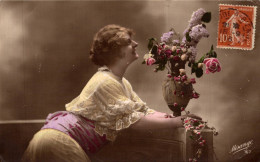 O7 - Carte Postale Fantaisie - Femme - Fleurs - Mésange - Donne