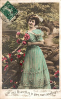 O7 - Carte Postale Fantaisie - Femme - Fleurs- A Ces Fleurettes Je Joins Mon Souvenir - Frauen