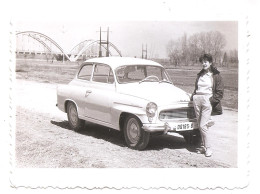 Photo Originale , Femme Et Auto SKODA , Dim. 11.5 Cm X 8.5 Cm - Automobili