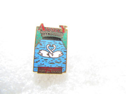 TOP   PIN'S    ANNECY  LE PONT DES AMOURS   ANIMAUX  CYGNES   Email Grand Feu - Steden