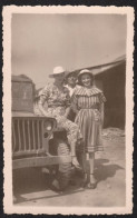 Photographie 1951 D'une Famille Tenue Coloniale Bangui République Centrafricaine Colonisation Jeep Voiture  6,7x10,7cm - Places