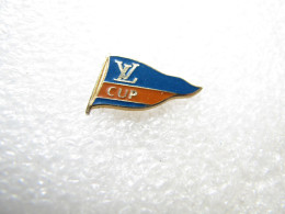 RARE  PIN'S    LOUIS   VUITTON  CUP      Email Grand Feu - Marche