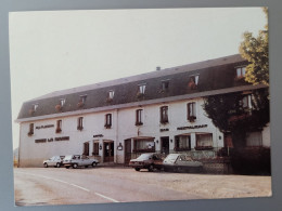 Geneuille , Hôtel Restaurant  " Chez La Marie"  Voitures Renault Anciennes - Altri & Non Classificati