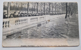 Carte Postale PARIS : Inondé Foule Quai Tuileries - Paris Flood, 1910