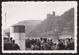 Photographie Militaires Militaria Soldats En Juin 1952 Bateau Sur Le Rhin, Burg Katz Sankt Goarshausen 9,5x6,6cm - Lieux