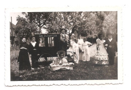 Photo Originale , Enfants En Costumes D'époque - Scène De Théâtre ? , Dim. 8.5 Cm X 5.5 Cm - Personnes Anonymes