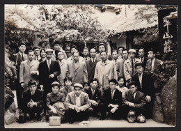 Jolie Photographie Ancienne Groupe D'hommes Et Femmes Japonais Prenant La Pose, JAPON JAPAN 10,8x7,8cm - Lieux