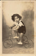 Velo, Tricycle, Jeune Enfant Sur Son Tricycle - Autres & Non Classés