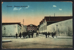 Cartolina Taranto, Stazione Ferroviaria, Bahnhof Mit Passanten  - Taranto