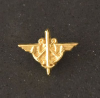 Pin's Doré - Armée à Déterminer - 2 Ancres De Marine / 1 Glaive Ou 1 épée Et 1 Paire D'ailes - Sans Marque - Militair & Leger