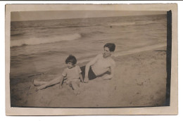 Photo Originale , Homme En Maillot De Bain Avec Fillette Sur La Plage , Dim. 13.5 Cm X 8.5 Cm - Personnes Anonymes