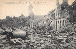 24-5931 : SAINT-PIERRE-DE-LA-MARTINIQUE. LA CATASTROPHE. RUINES DE LA RUE VICTOR-HUGO - Autres & Non Classés