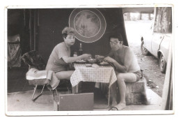 Photo Originale , Pique-nique , Femme Et Homme En Maillot De Bain , Dim. 13.5 Cm X 8.5 Cm - Personnes Anonymes