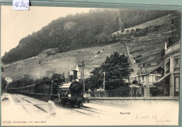 Territet - Montreux (Vaud) - Un Train De 1900 Passe Entre Deux Employés, Devant La Gare Du Funiculaire (16'802) - Montreux