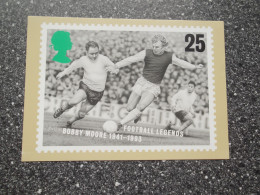 POSTCARD Stamp UK - Football Legends  - Bobby Moore - 25 - Sellos (representaciones)
